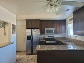 639 Calle Tulipan in Thousand Oaks, CA - Foto de edificio - Building Photo