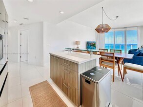 6301 Collins Ave, Unit PH2 in Miami Beach, FL - Foto de edificio - Building Photo