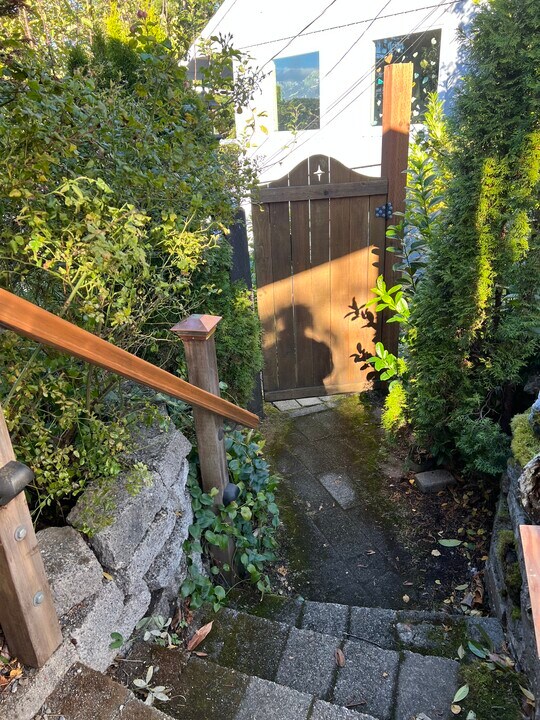 6711 Sunset View Dr in Gig Harbor, WA - Foto de edificio