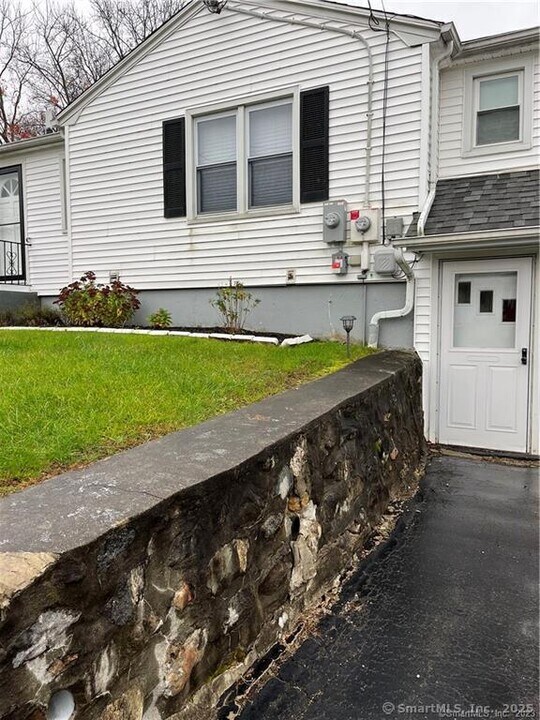 869 Washington St in Waterbury, CT - Building Photo
