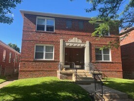 5247 Pernod Ave, Unit 1FL in St. Louis, MO - Building Photo