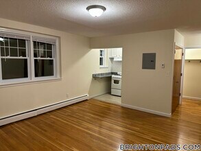 2018 Commonwealth Ave, Unit 42 in Boston, MA - Foto de edificio - Building Photo