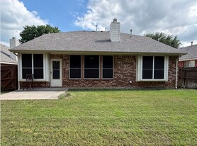 2818 Liverpool Ln in Grand Prairie, TX - Building Photo