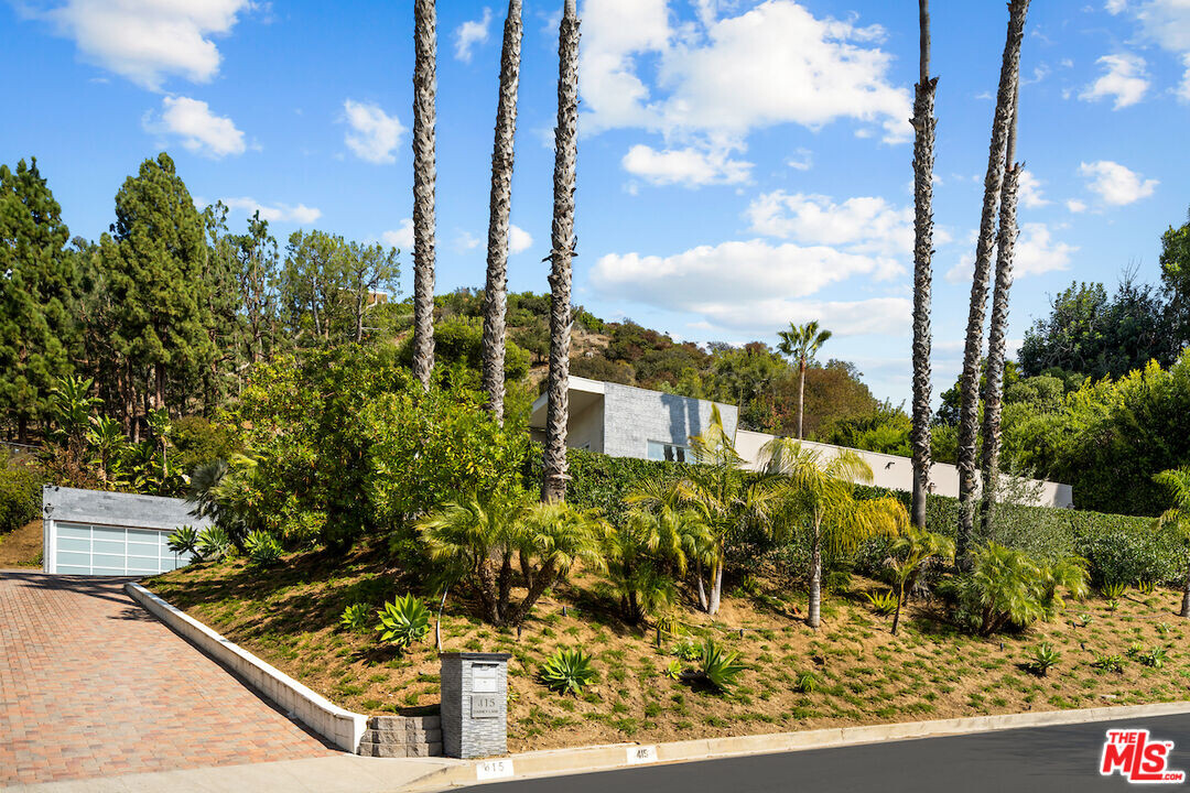 415 Dabney Ln in Beverly Hills, CA - Building Photo