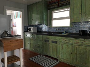 123 El Porto St, Unit Upper unit in Manhattan Beach, CA - Foto de edificio - Building Photo