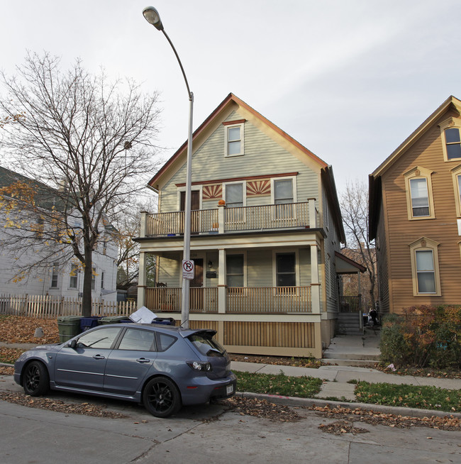 1130 E Hamilton St in Milwaukee, WI - Foto de edificio - Building Photo