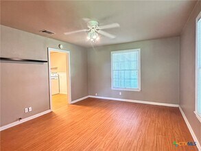 724 W San Antonio St in San Marcos, TX - Building Photo - Building Photo