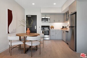 1325 N New Hampshire Ave in Los Angeles, CA - Building Photo - Building Photo