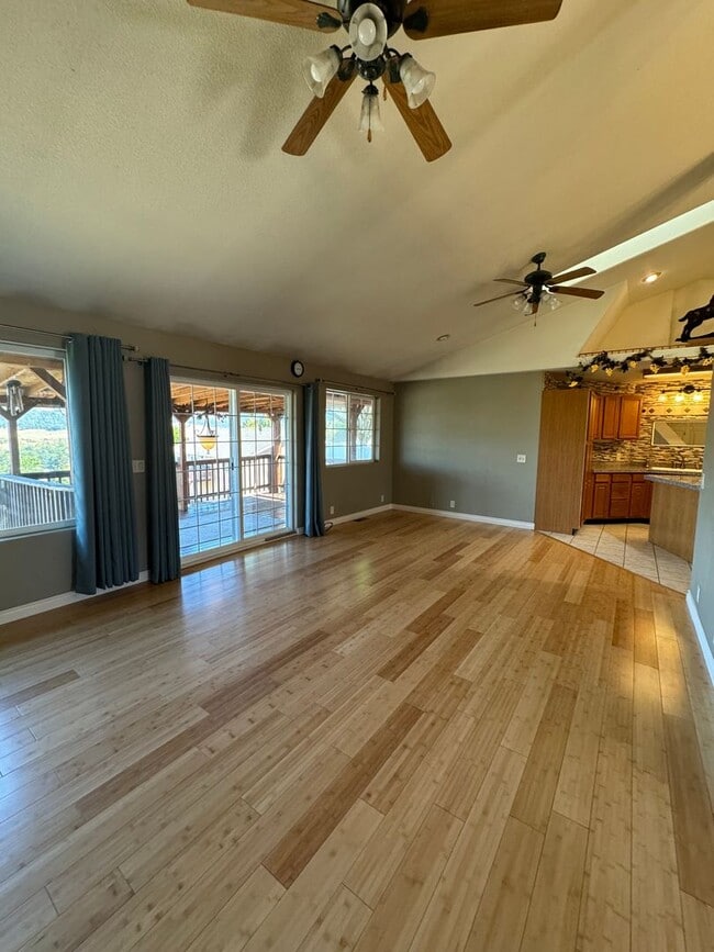 305 Jamie Loop in Roseburg, OR - Building Photo - Building Photo