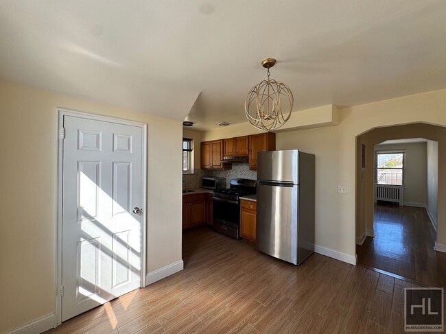 Newly Renovated 2 bedroom apartment spanni in Bronx, NY - Building Photo - Building Photo