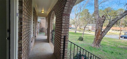 401 Barbashela Dr in Stone Mountain, GA - Building Photo - Building Photo