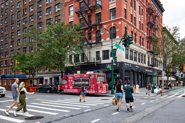 58 W 72nd St in New York, NY - Building Photo - Building Photo