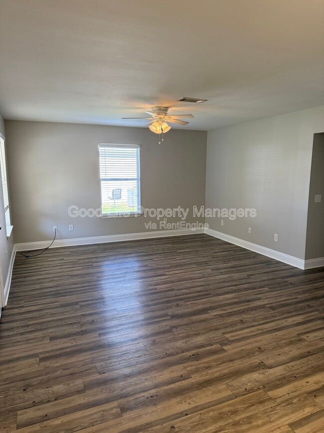 8458 Chisholm Rd in Pensacola, FL - Building Photo - Building Photo