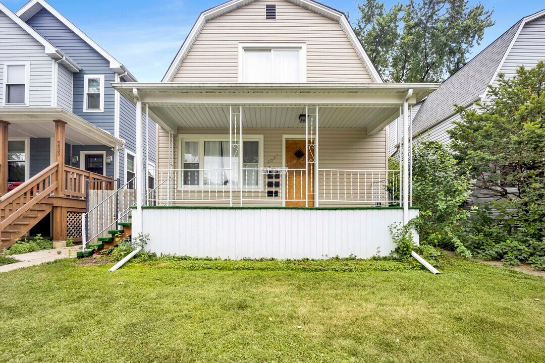 5037 W Winona St in Chicago, IL - Building Photo