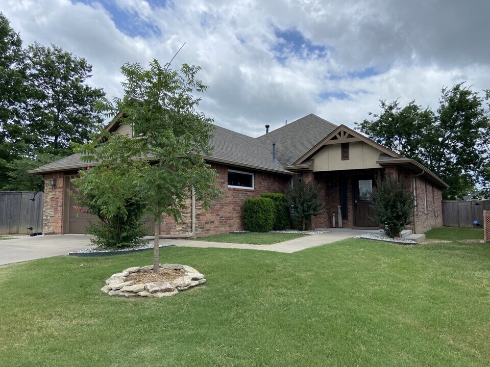 10713 Masters Cir in Jenks, OK - Building Photo