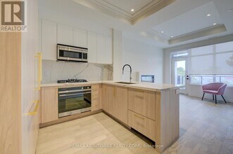 123 Maurice Dr in Oakville, ON - Building Photo - Building Photo