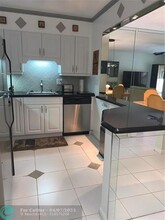 259 S Cypress Rd in Pompano Beach, FL - Foto de edificio - Building Photo