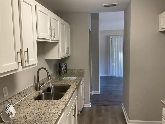 4915 Donnybrook Ave in Jacksonville, FL - Building Photo - Building Photo