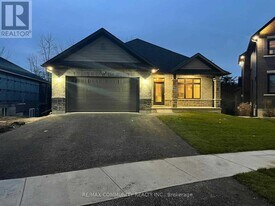 44 Redwood Dr in Belleville, ON - Building Photo