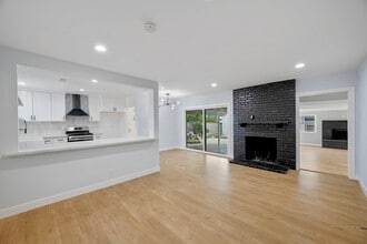 2640 N Buena Vista St in Burbank, CA - Building Photo - Building Photo