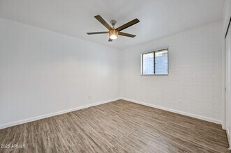 1744 W Glendale Ave in Phoenix, AZ - Foto de edificio - Building Photo