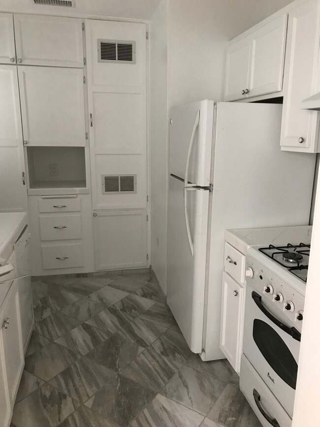 2118 N Glenoaks Blvd, Unit B in Burbank, CA - Building Photo - Building Photo