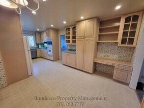 460 Piezzi Ln in Santa Rosa, CA - Building Photo - Building Photo