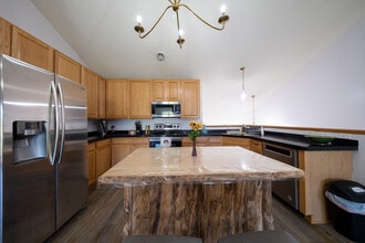 8026 Stratford Cir S in Shakopee, MN - Building Photo - Building Photo