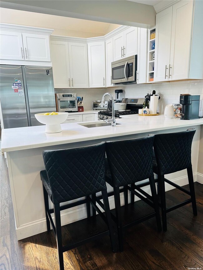 92 Clapham Ave in Manhasset, NY - Building Photo - Building Photo
