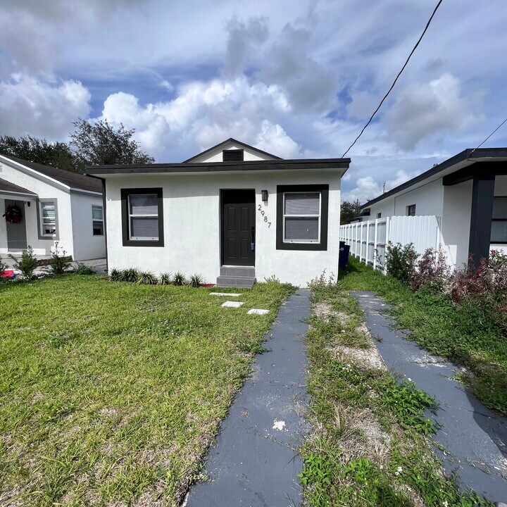 2987 NW 44th St in Miami, FL - Foto de edificio