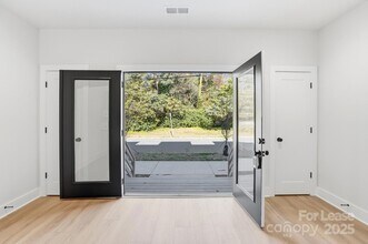 1310 Carolyn Dr in Charlotte, NC - Foto de edificio - Building Photo