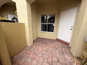 236 Lake Monterey Cir in Boynton Beach, FL - Foto de edificio - Building Photo