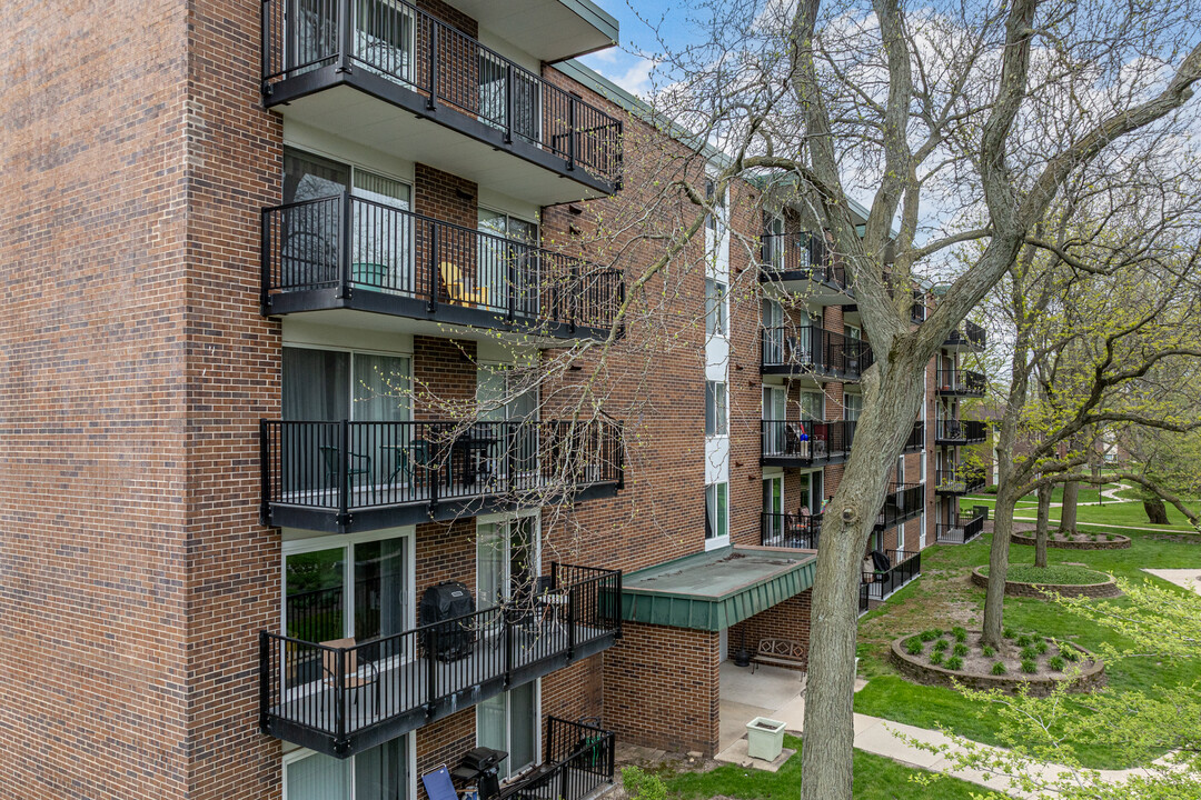 Pebblewood Estates Condominiums in Naperville, IL - Building Photo