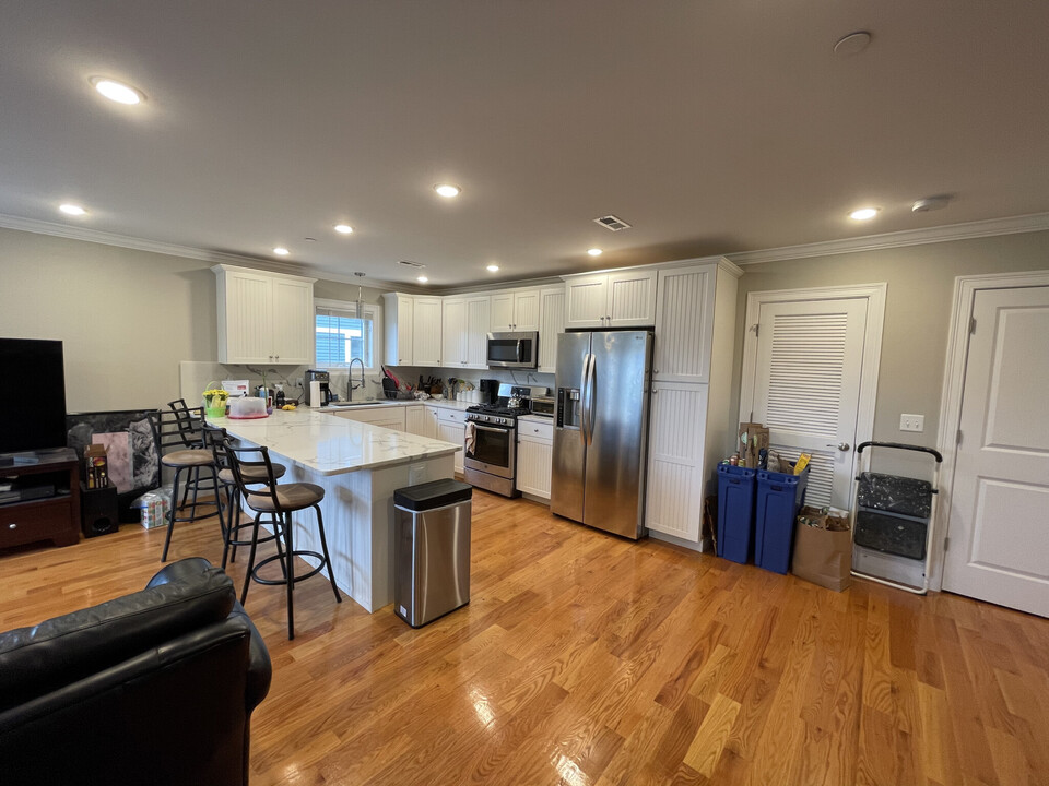 118 Holland St in Somerville, MA - Building Photo
