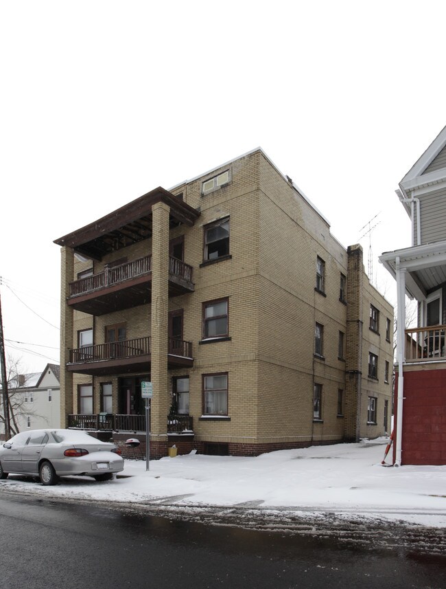 615 E Market St in Alliance, OH - Foto de edificio - Building Photo