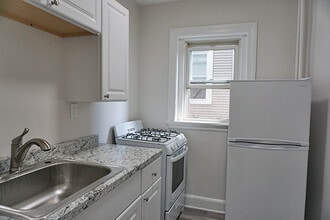 105 Adams St, Unit 95-2 in Waltham, MA - Foto de edificio - Building Photo