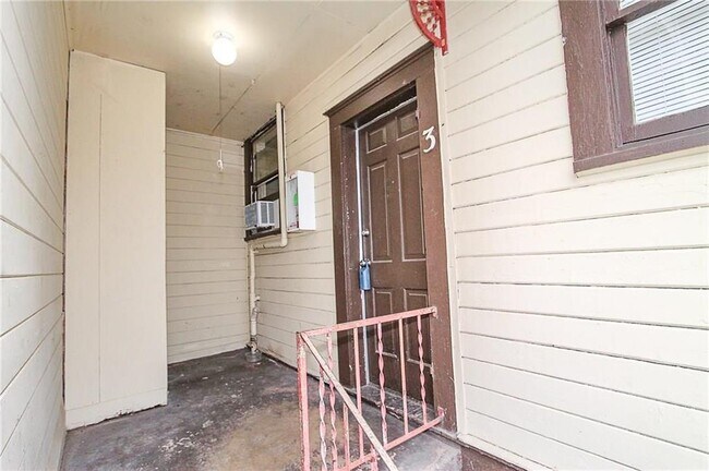 1300 E Cesar Chavez St in Austin, TX - Building Photo - Building Photo