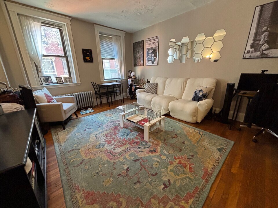 8 Grove St, Unit 1 in Boston, MA - Foto de edificio