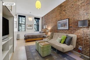 105 Thompson St in New York, NY - Building Photo