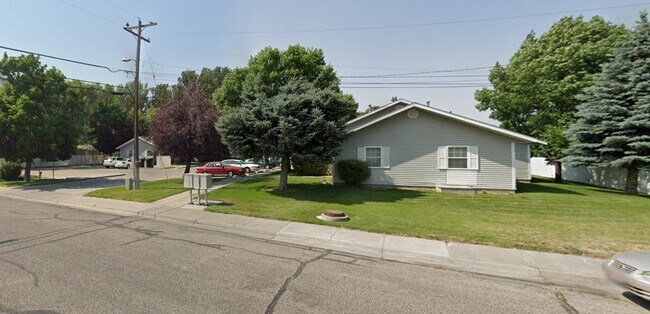 343 W Pine St in Shelley, ID - Building Photo - Building Photo