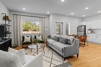 The Grove at Sunset Meadows in Sisters, OR - Foto de edificio - Building Photo