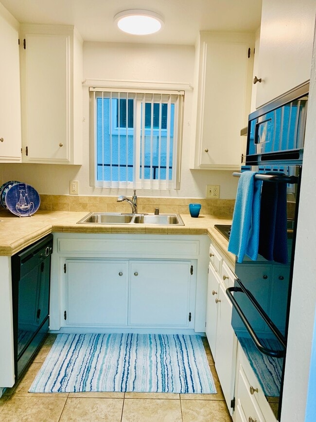 328 Marguerite Ave in Newport Beach, CA - Building Photo - Building Photo