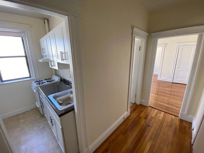 1148 Commonwealth Ave, Unit 30 in Allston, MA - Foto de edificio - Building Photo