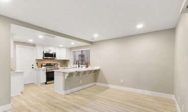 3532 Del Sol Way in Sacramento, CA - Foto de edificio - Building Photo