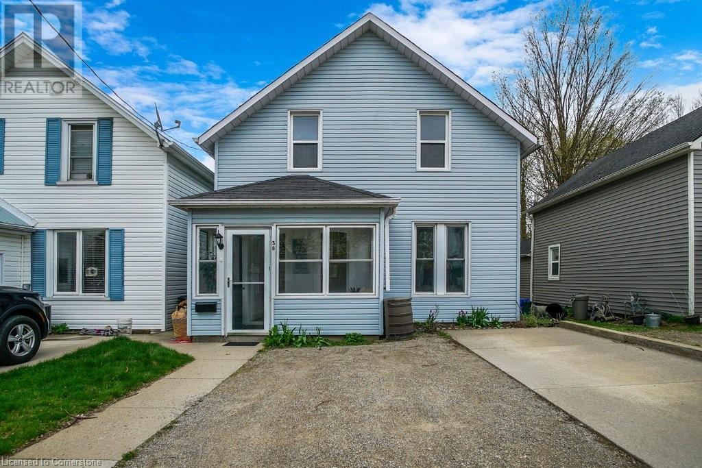 38 Bergey St in Cambridge, ON - Building Photo