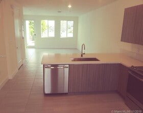 10260 NW 63rd Ter, Unit 102 in Doral, FL - Foto de edificio - Building Photo