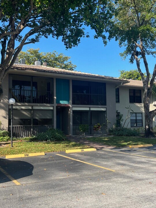 9900 Pineapple Tree Dr in Boynton Beach, FL - Building Photo