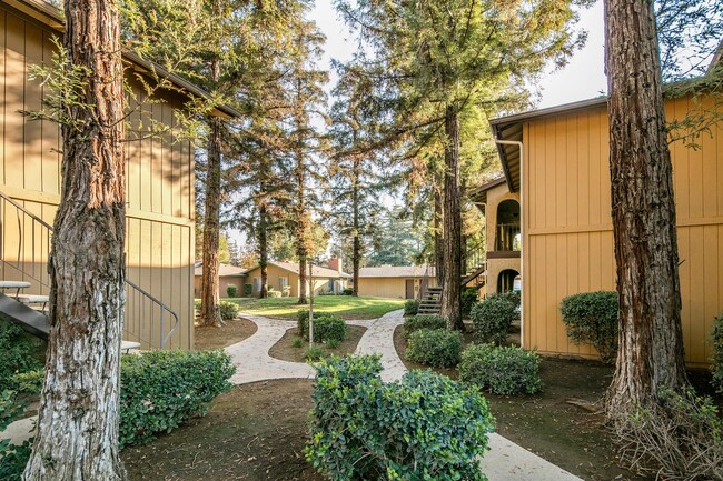 Sunny Gate Apartments in Fresno, CA - Foto de edificio - Building Photo