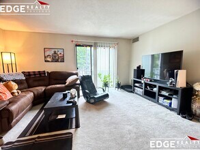 49 Village Brook Ln, Unit 5 in Natick, MA - Foto de edificio - Building Photo