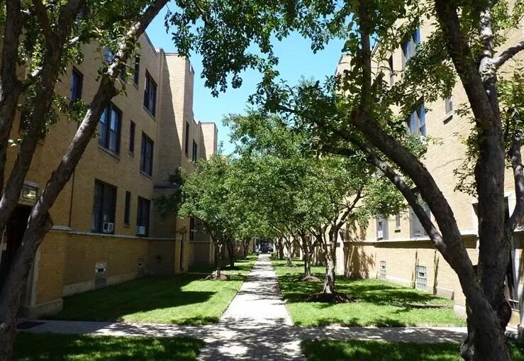 1623 W Belmont Ave in Chicago, IL - Building Photo